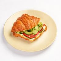 کروسان پنیر و گوجه و خیار