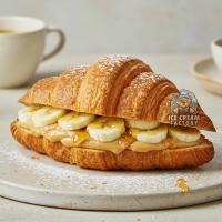 ساندویچ کروسان با کره بادام زمینی و موز و عسل