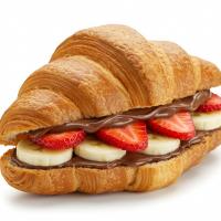 ساندویچ کروسان با کرم نوتلا، موز و توت فرنگی تازه