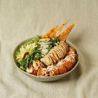 سالاد سزار با مرغ سوخاری