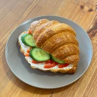 کروسان پنیر خیار گوجه