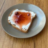 تست خامه و مربا توت فرنگی