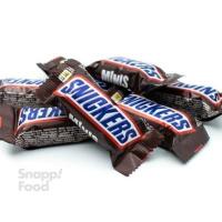 شکلات با مغز نوگات و کرم کارامل مخلوط بادام زمینی اسنیکرز