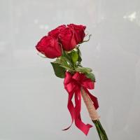 دسته گل رز قرمز با کنف 