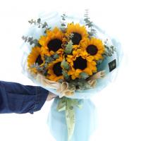 دسته گل آفتابگردان و اکالیپتوس