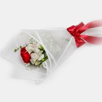 دسته گل رز قرمز و آلستر سفید
