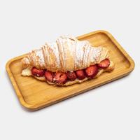 کروسان توت فرنگی با خامه