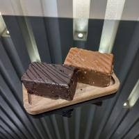 دسر کارامل گردو و تگرال شکلاتی