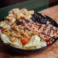 سالاد سزار با فیله مرغ گریل شده