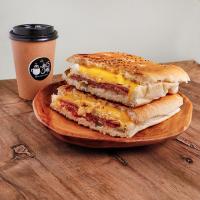 پک بیکن و قهوه