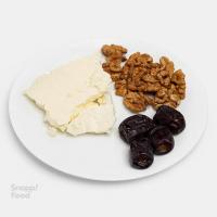 گردو و خرما و پنیر