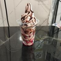 بستنی قیفی وانیل خامه باسس شکلات توت فرنگی