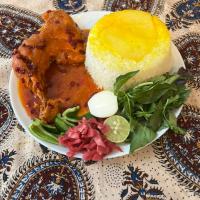 زرشک پلو با ران مرغ سس پز با برنج ایرانی