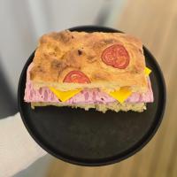 ساندویچ دست ساز فوکاچیا کالباس