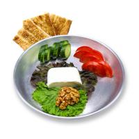 پنیر و گوجه و خیار و گردو