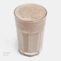 شیک پروتئین شکلات و کره بادام زمینی