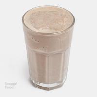 شیک پروتئین شکلات و کره بادام زمینی