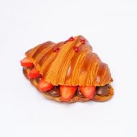 کروسان نوتلا و توت فرنگی