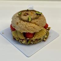 پاریس برست پسته و توت فرنگی