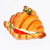 کروسان تخم مرغ و پستو