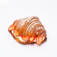 کروسان خامه و توت فرنگی