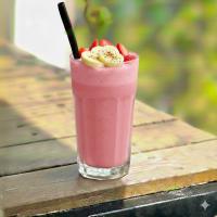 شیک موز و توت فرنگی