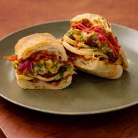 ساندویچ مرغ و قار صدفی با ساید کیمچی سبز خیار