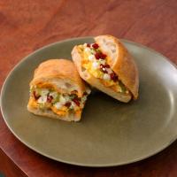 ساندویچ تخم مرغ با ساید خیارشور زیمو