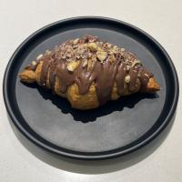 کروسان با رویه شکلات و فندق