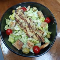 سالاد سزار با سینه مرغ گریل شده