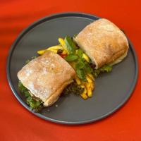 ساندویچ چاباتا چیپس و بیکن کلاسیک