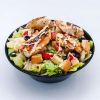 سالاد سزار با فیله مرغ گریل شده