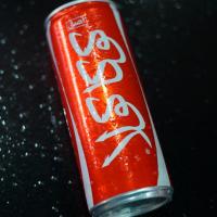 نوشابه قوطی کوکاکولا