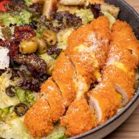 سالاد سزار با فیله سوخاری پنیری