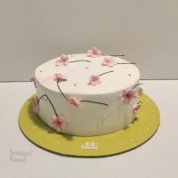 کیک خامه ای سفید با شکوفه صورتی