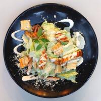 سالاد سزار با مرغ گریل