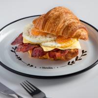 کروسان تخم مرغ و بیکن