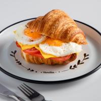 کروسان تخم مرغ و پنیر