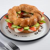 سیمیت پنیر، خیار و گوجه