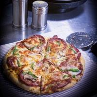 پیتزا پپرونی کلاسیک