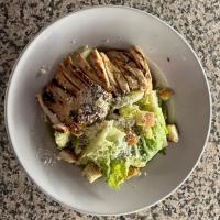 سالاد سزار با مرغ گریل