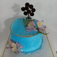 کیک تولد آبی با گل طبیعی