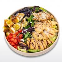 سالاد سزار با مرغ گریل شده
