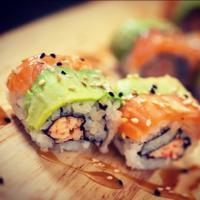 سوشی سالمون آووکادو