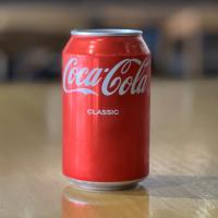 نوشابه قوطی کوکاکولا