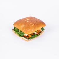 ساندویچ مرغ پستو رژیمی (با نان خمیرترش)