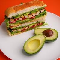 ساندویچ مرغ آووکادو (نان خمیرترش)