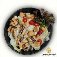 سالاد سزار با مرغ گریل