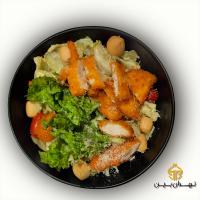 سالاد سزار با مرغ سوخاری