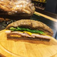 ساندویچ بوقلمون و پنیر گودا (سرد)